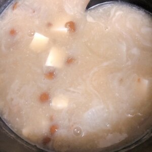 豆腐と玉ねぎとわかめのナメコ汁